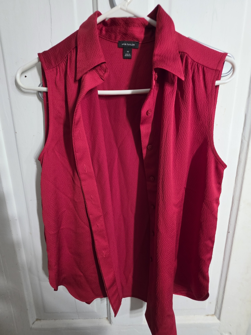 Ann Taylor Sleeveless Button-Down Shirt in Fuchsia